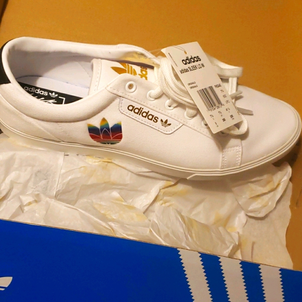 WOMEN'S ADIDAS SLEEK LO SHOES SIZE 9 TREFOIL